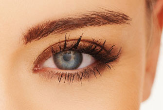 Augenbrauenlifting Dortmund - Bild eines Ausschnitts eines wieblichen Gesichts mit dem Auge im Fokus