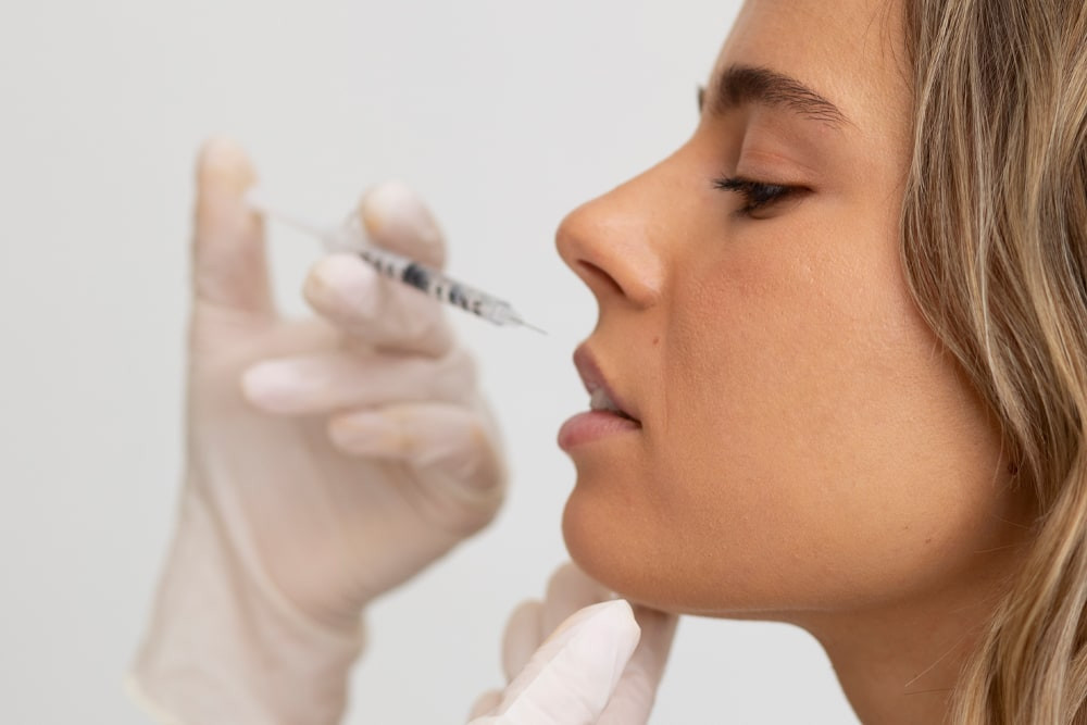 Eigenfettunterspritzung Dortmund - Frau bekommt Spritze in die Lippen Eigenfettunterspritzung Dortmund - Frau bekommt Spritze in die Lippen