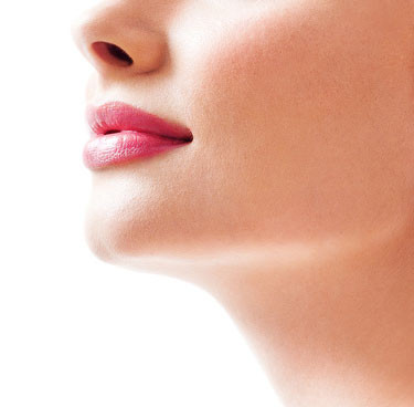 Faltenunterspritzung Dortmund - Bild der unteren Hlfte eines weiblichen Gesichts im linken Profil mit Lippen im Fokus