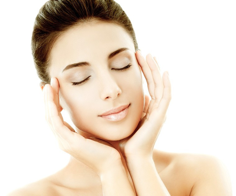 Oberlidstraffung Dortmund - Bild eines weiblichen Gesichts mit geschlossenen Augen, Finger an der Schlfe